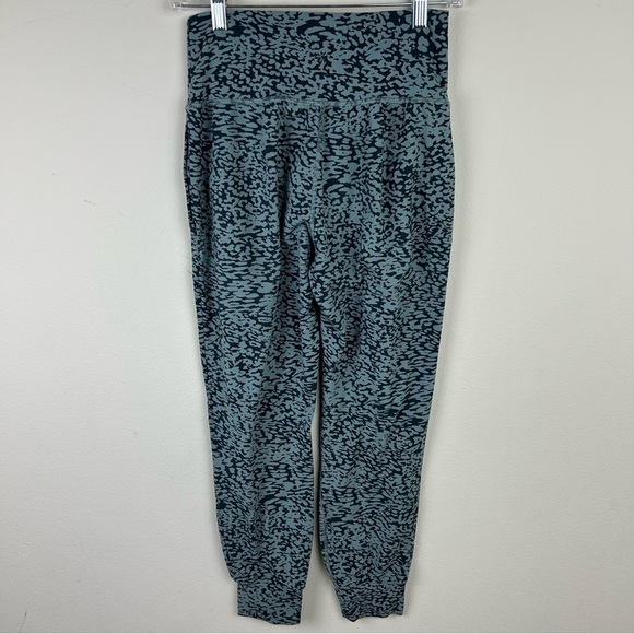 Athleta Salutation Jogger Ocelot Spot Minimalistic Grey size: XS - Picture 10 of 14